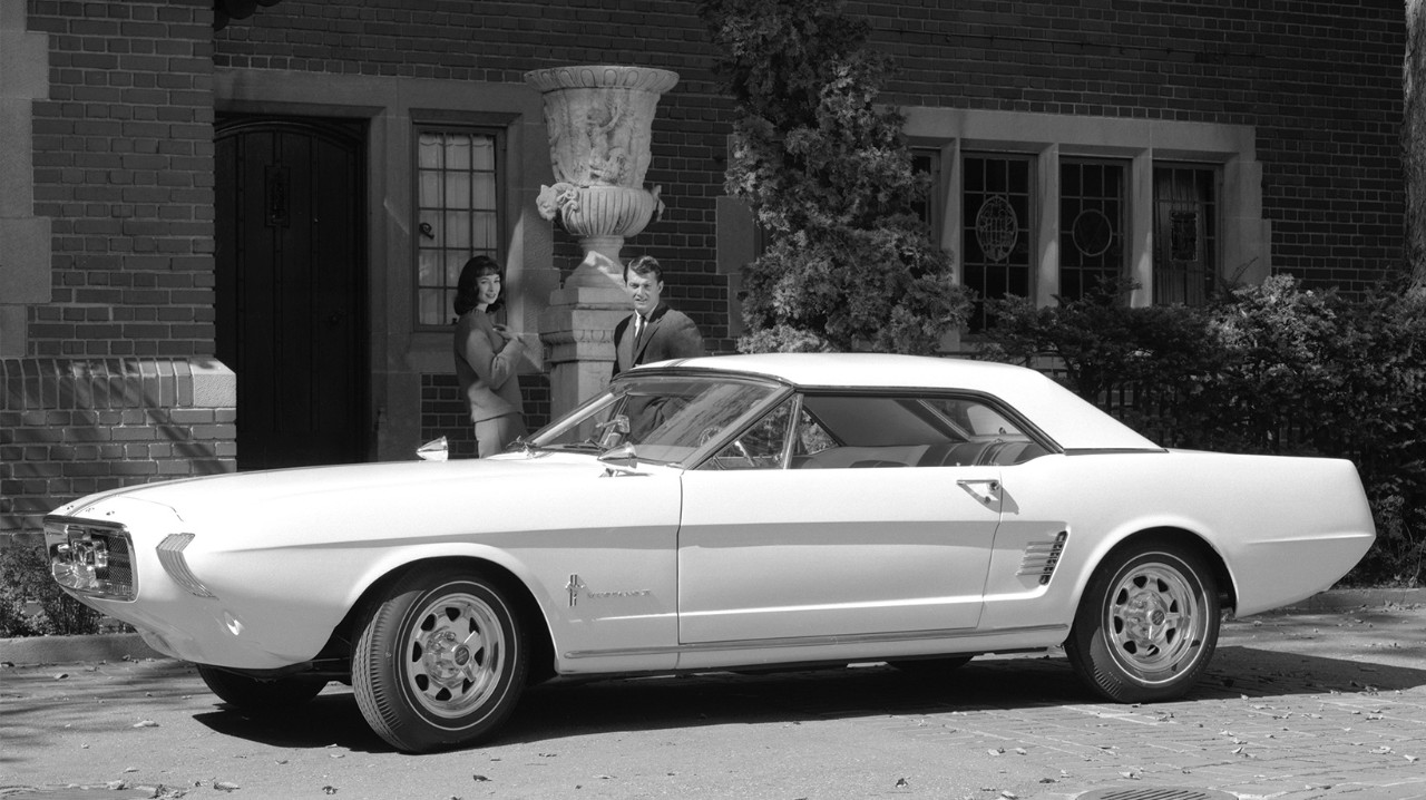 Mustang II, 1963 People looking Mustan II